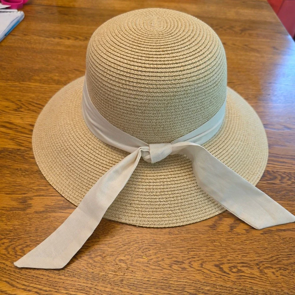 Furtalk Womens M/L Woven Straw Wide Brim Sun Hat White Ribbon Adjustable Strap